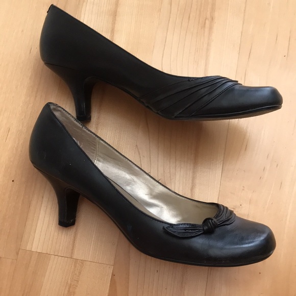 Low heel. Bow decor. Lots of life left - Picture 2 of 3